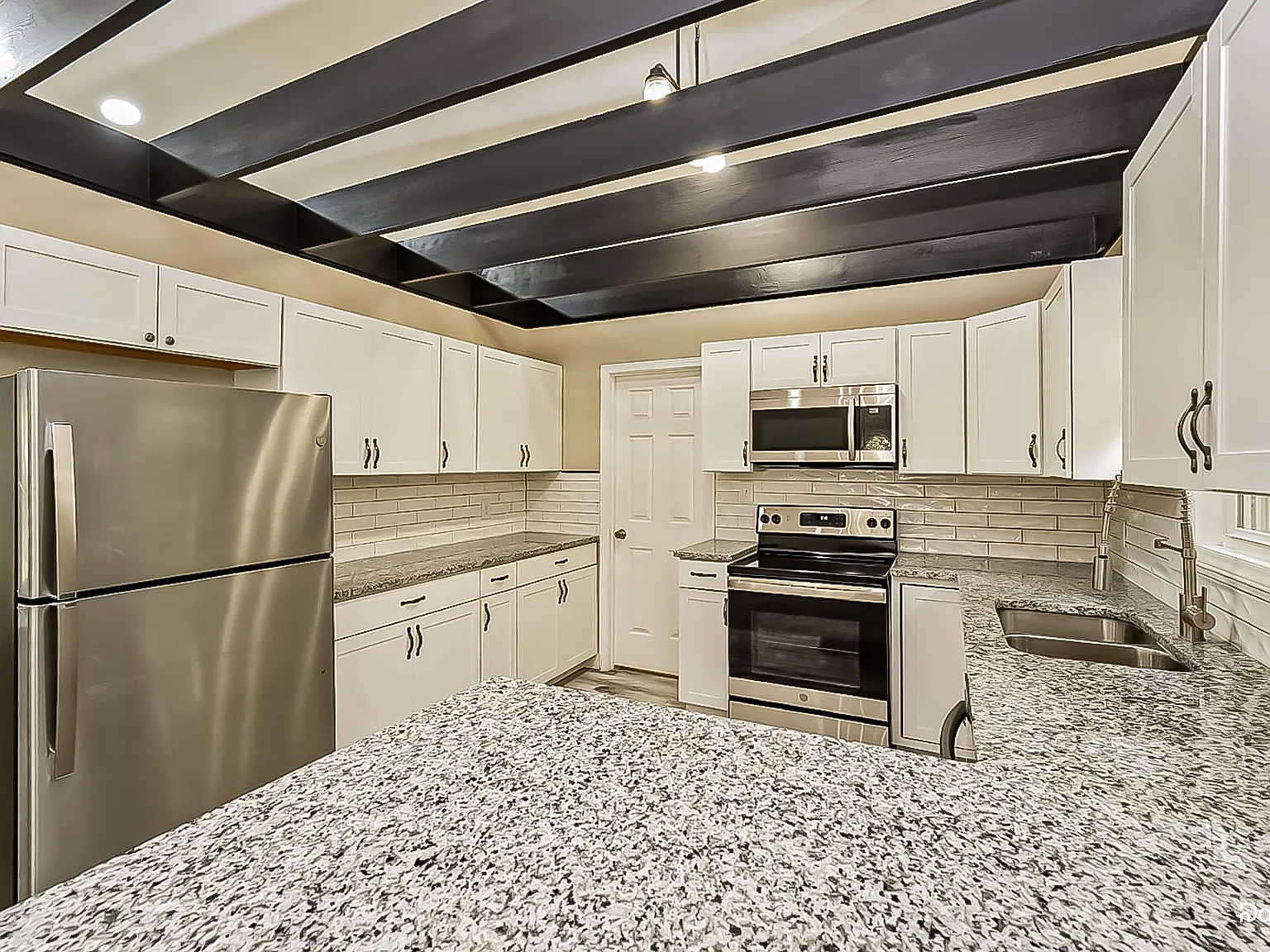 3 bed, 2.0 bath, 1632 sqft, $2,105 — Photo 4
