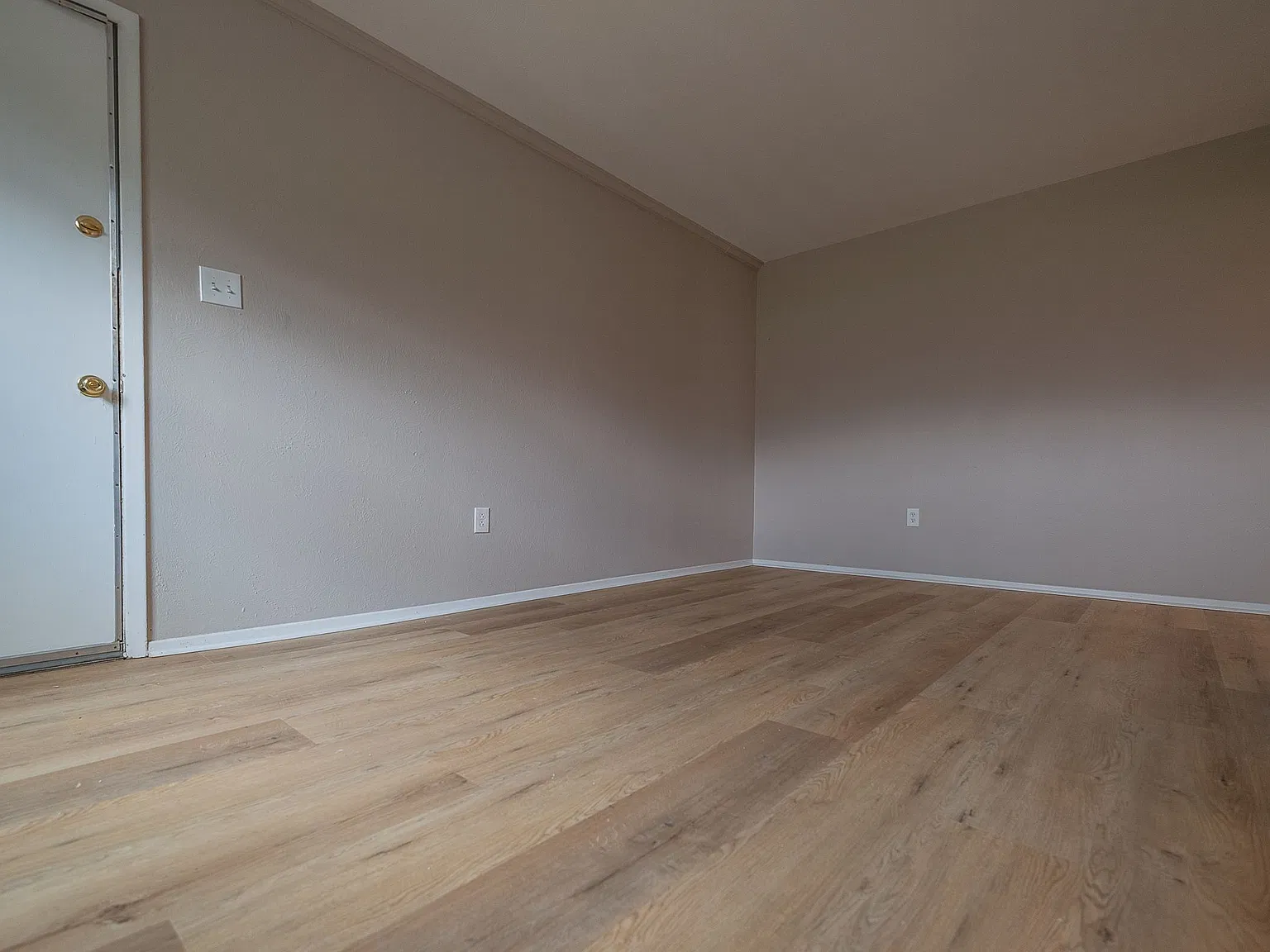 2 bed, 900 sqft, $1,550 — Photo 3