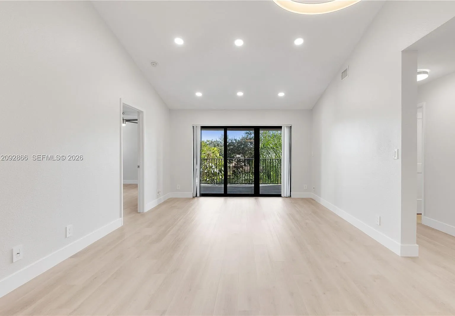 Grand Marquis Condo — Photo 3