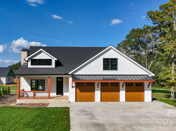 45 Skylar Ln, Mills River, NC 28759