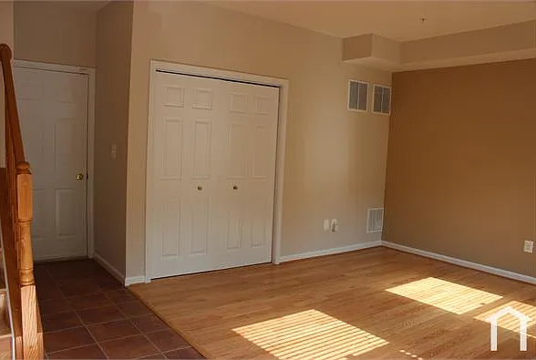 906 E Lombard St — Photo 30