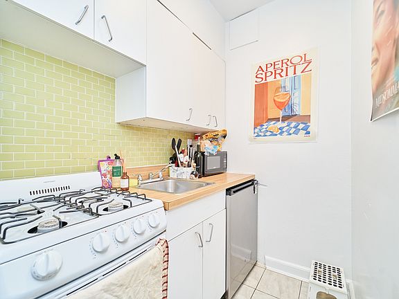 4th image of 400 W 45th St APT 4D