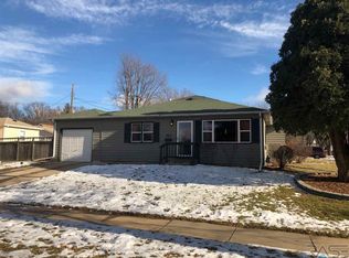 952 S Cloudas Ave, Sioux Falls, SD 57103