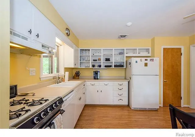 1811 Alhambra Dr — Photo 25