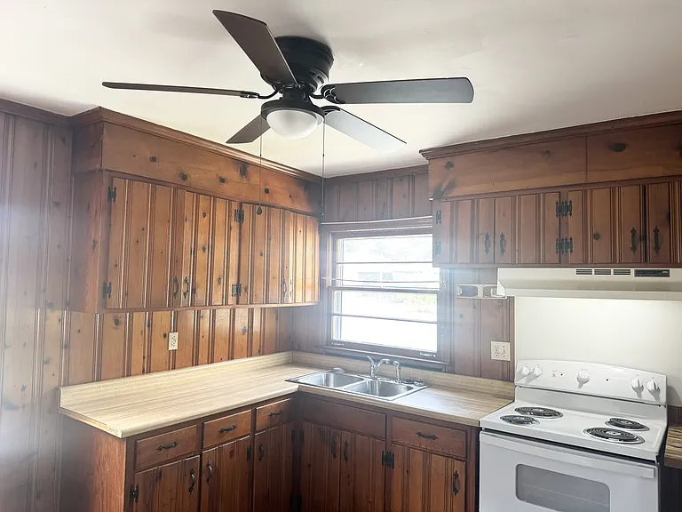 221 Shirley Dr — Photo 8