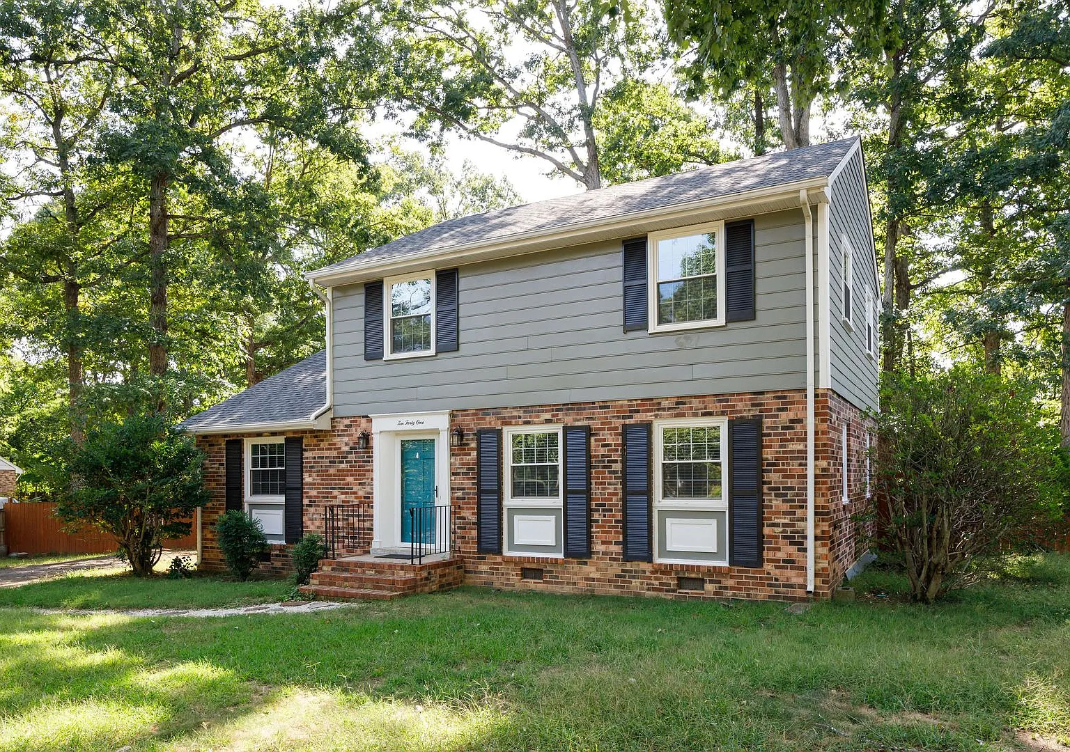 Spacious 3BR Home with HUGE Fenced Yard, Private Driveway & Remodeled Kitchen — Photo 2