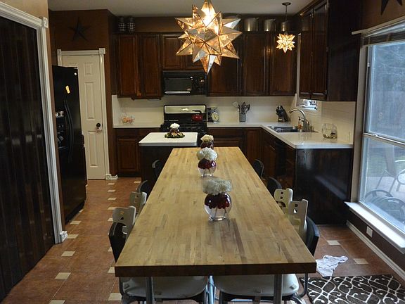 4th image of 1304 Petunia Ln