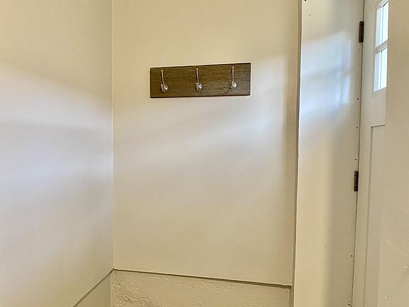 5th image of 930 S Broadway Ave #3