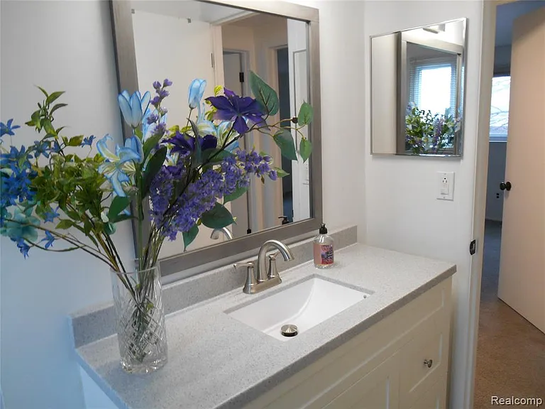 1440 W Elmwood Ave — Photo 13