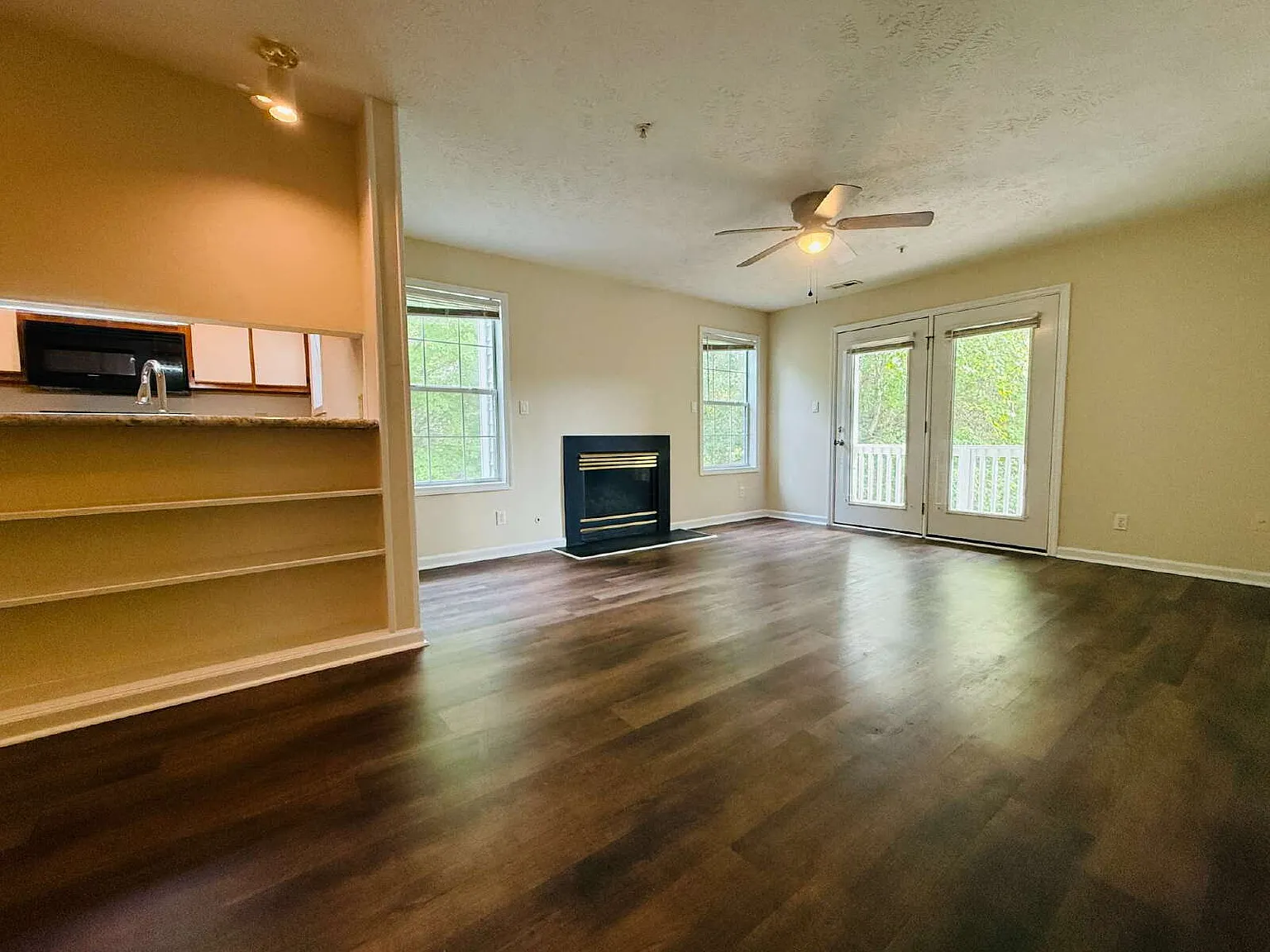 3 bed, 2.0 bath, 1307 sqft, $1,300 — Photo 4