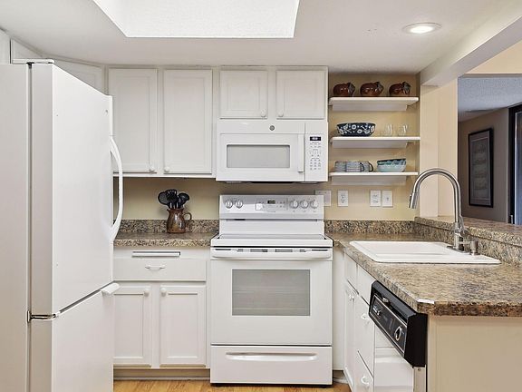 5th image of 6075 Lincoln Dr APT 111