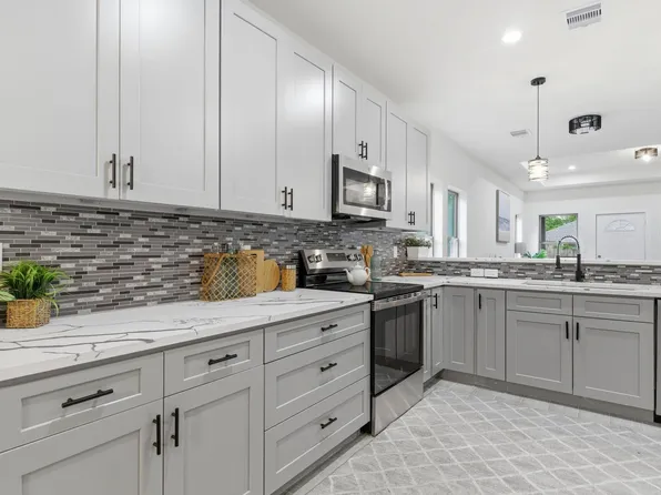 1105 W Lyle St, Cleveland, TX 77327