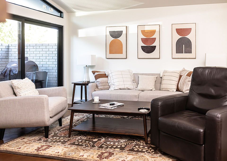 Living Room / Courtyard