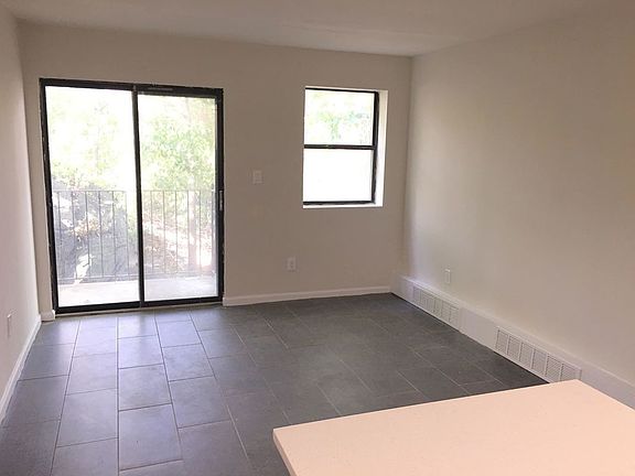 2nd image of 3207 Oxford Ave APT 9