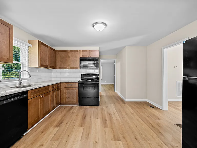 51 E Jones St — Photo 13