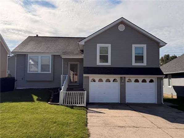 905 Village St, Leavenworth, KS 66048