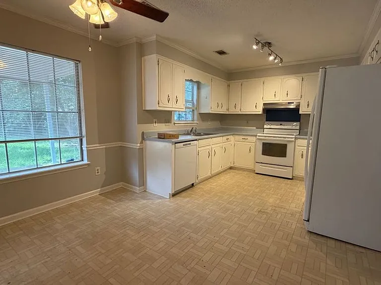 199 Amelia Dr W — Photo 6