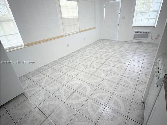 5th image of 2736 SW 22nd Ave #2