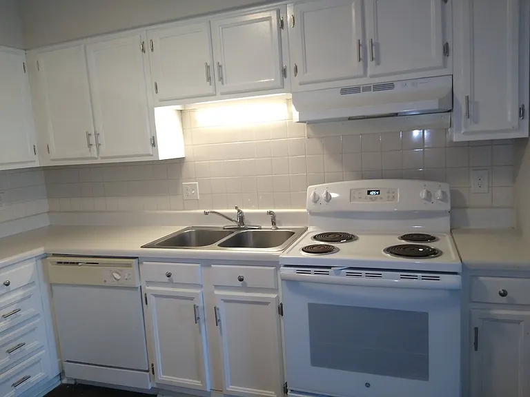 305 Lynnwood Dr #H — Photo 1