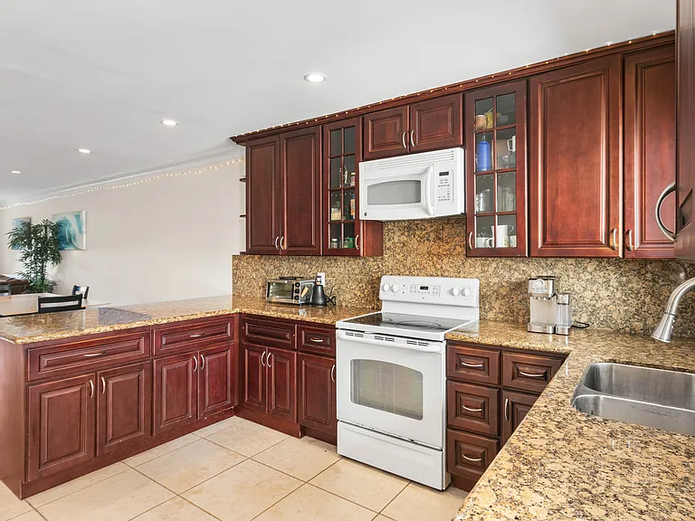 6481 Kanan Dume Rd — Photo 12
