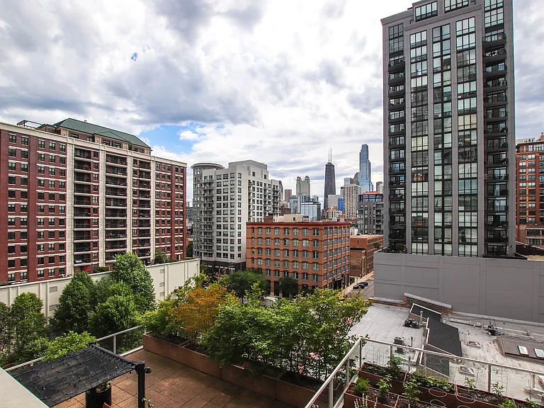 653 N Kingsbury St #806 — Photo 4
