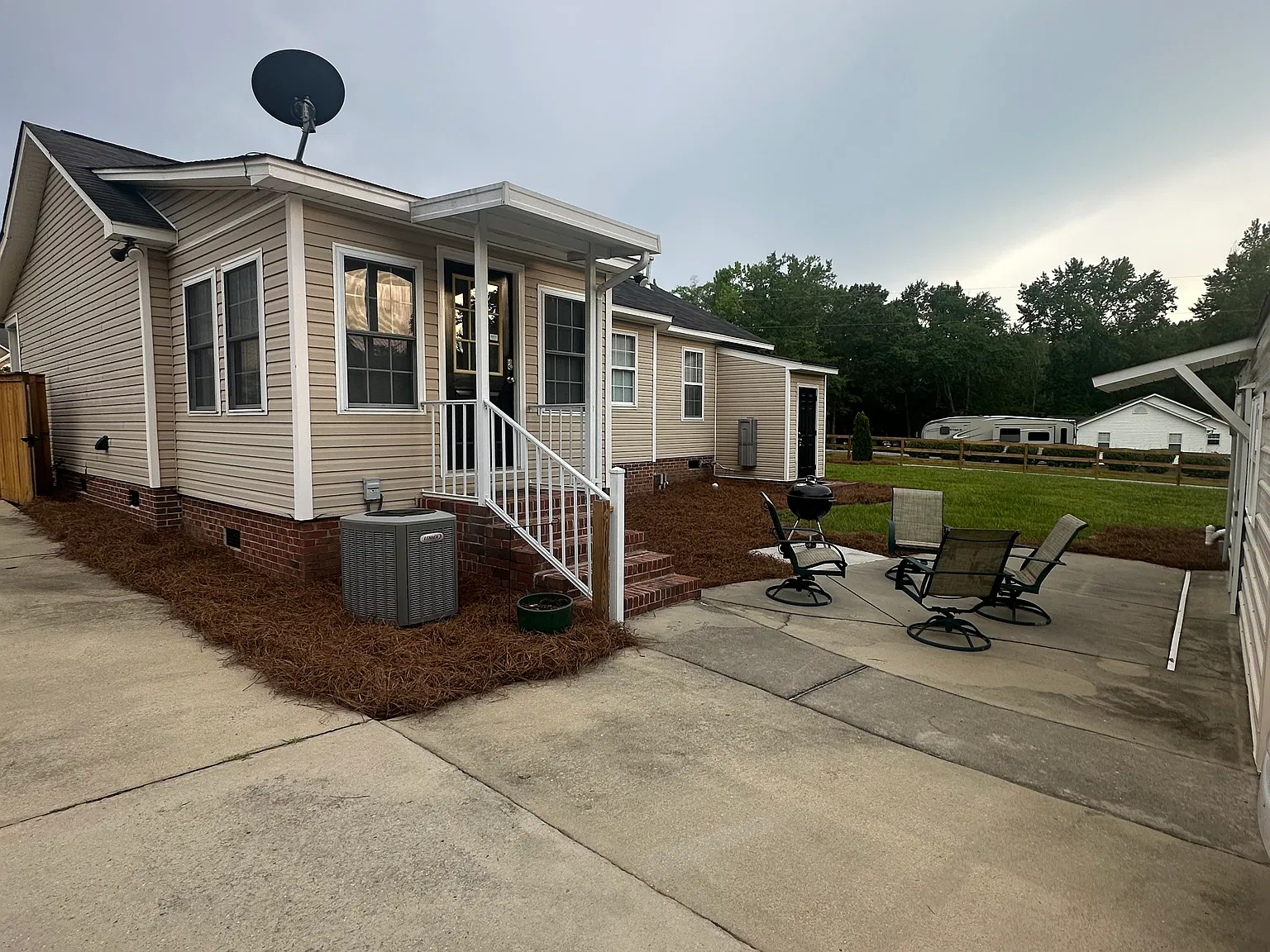 3 bed, 1300 sqft, $2,600 — Photo 3