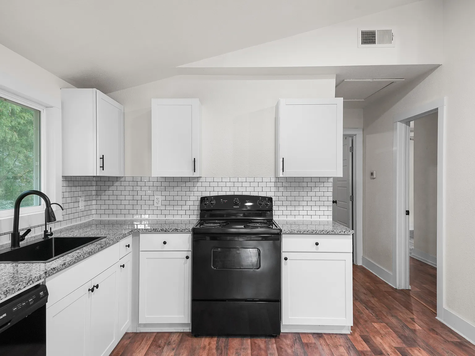 2 bed, 760 sqft, $1,650 — Photo 2