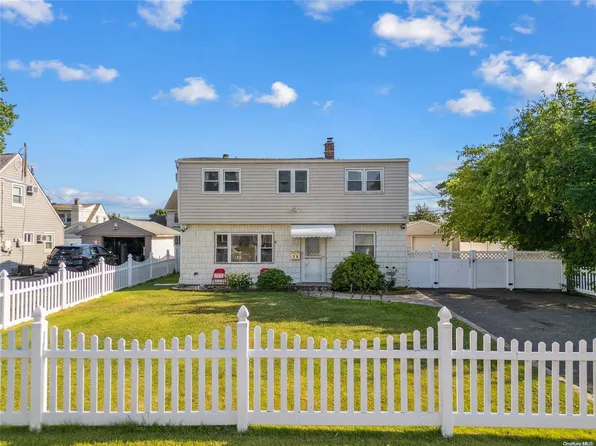 26 Clay Lane, Levittown, NY 11756