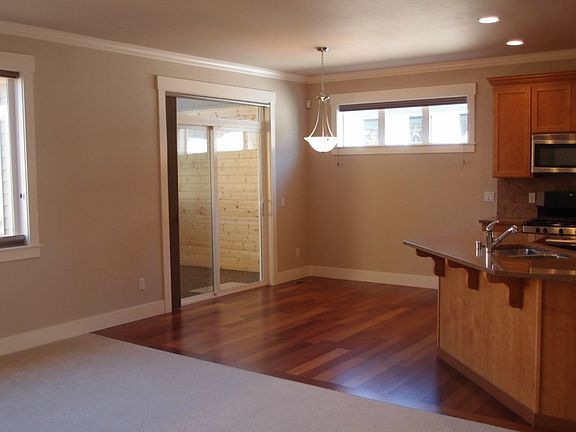 3rd image of 924 Secord Ct