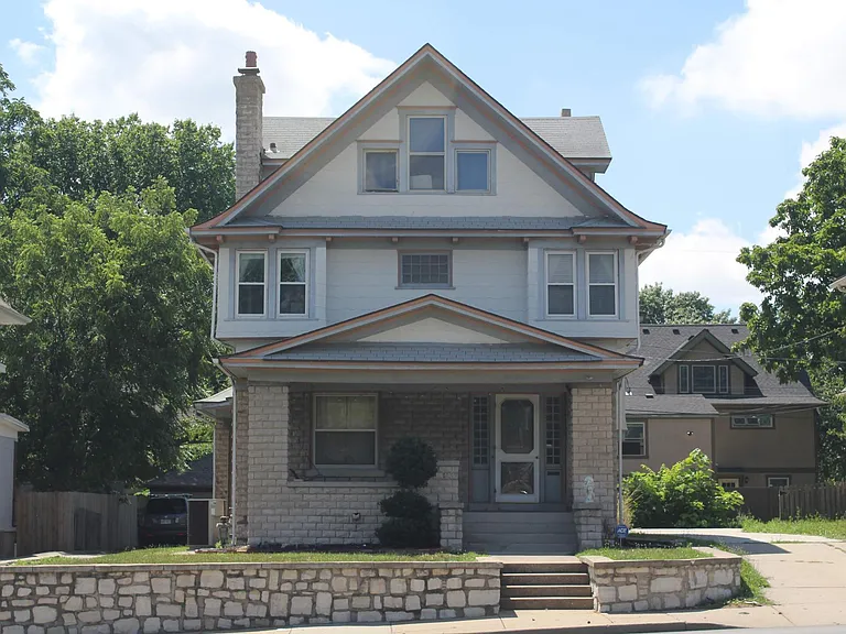 3232 Summit St — Photo 1