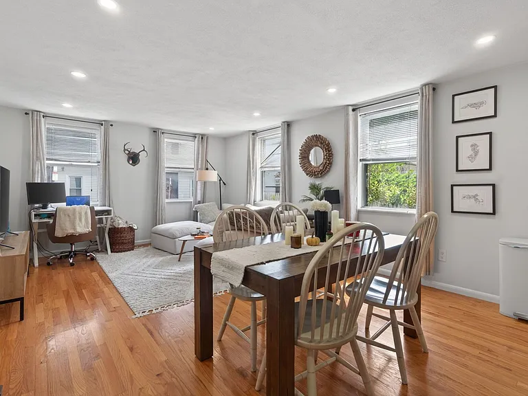 135 W Seventh St — Photo 7