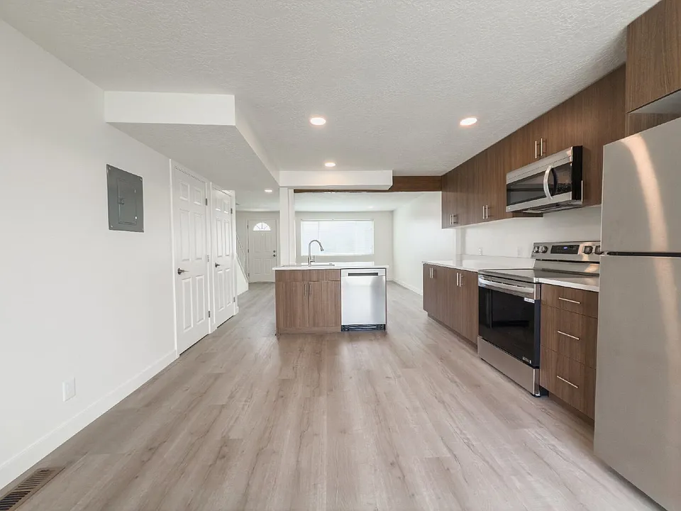 945 S Main St #5