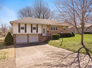 10901 Elmwood Dr, Kansas City, MO 64137