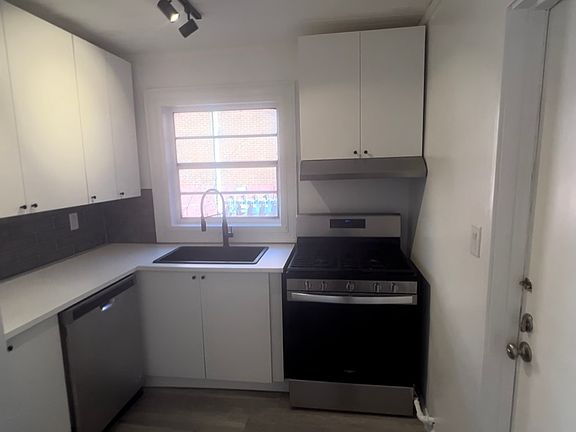 3rd image of 821 Barnett St NE APT 3