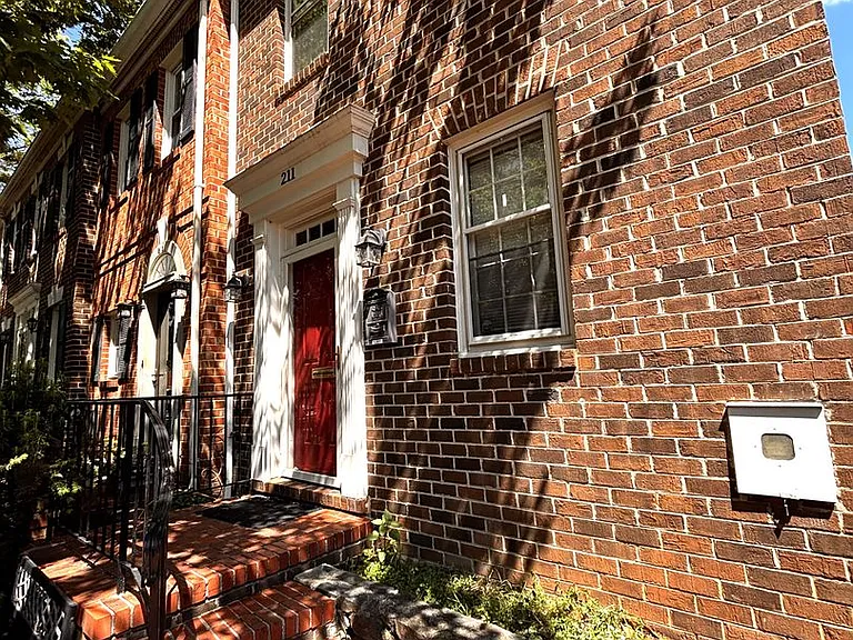 211 Oronoco St — Photo 2