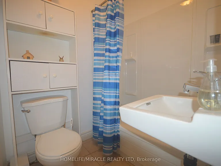64 Holland St W #1 — Photo 13