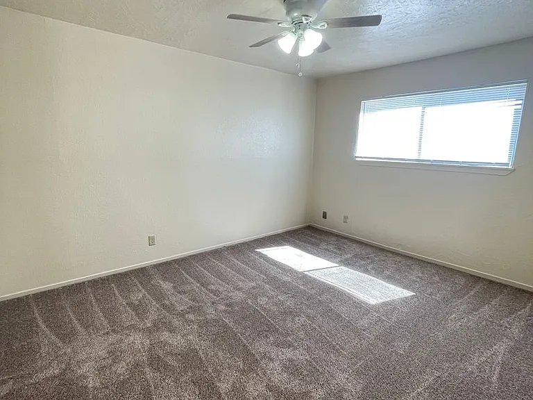 Lake Crest Apartments — Photo 24