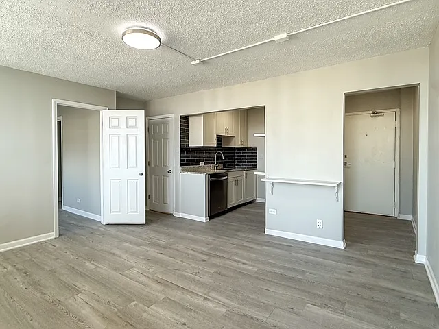 2740 N Pine Grove Ave — Photo 3