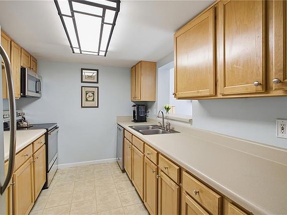 4th image of 3665 Essex Ave #28
