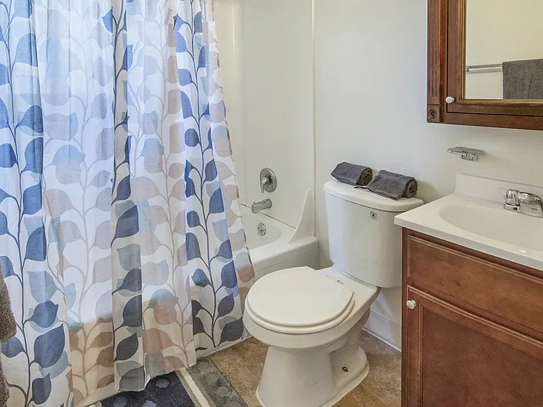 Oakview Apartments — Photo 9