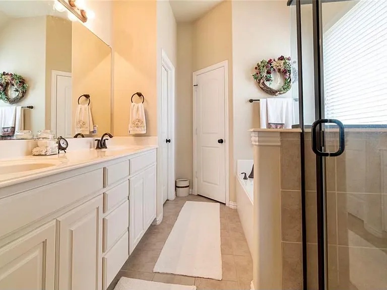 908 Lake Grove Dr — Photo 5