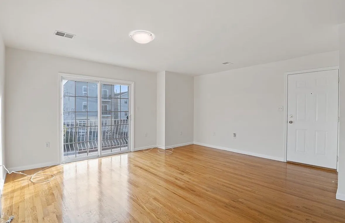 3 bed, 1600 sqft, $2,900 — Photo 3