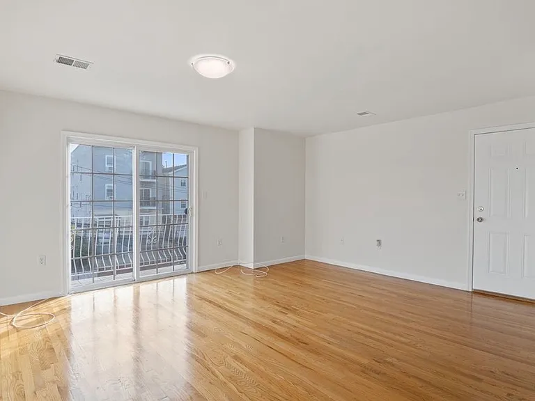 31-33 Chester Ave #2 — Photo 3