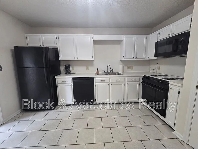 110 Westbrook Ct — Photo 3