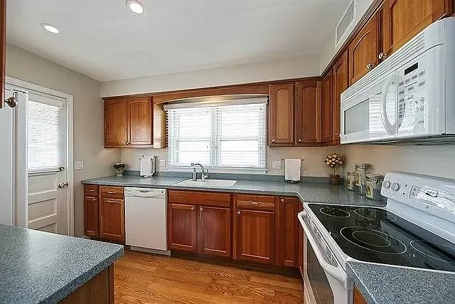 2 Tuttle Ave — Photo 4