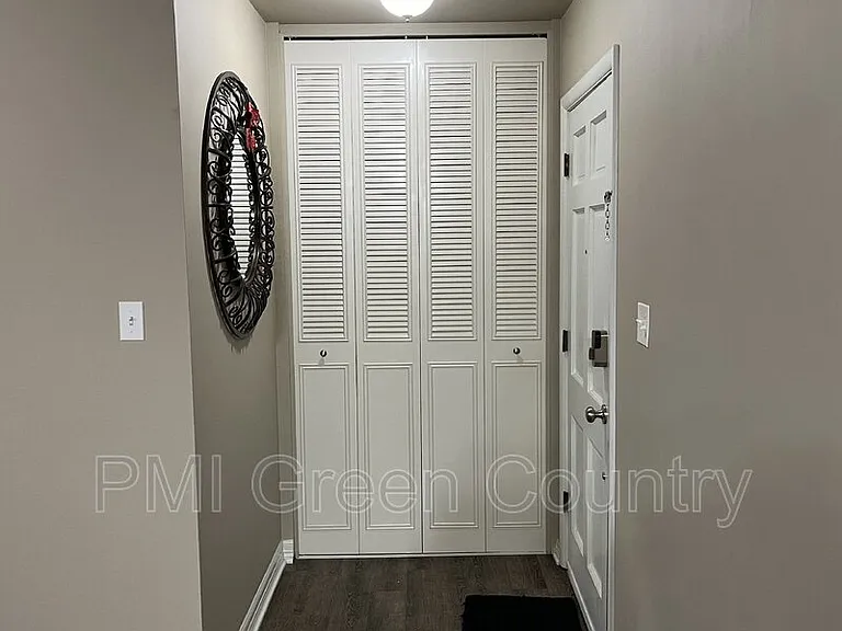 1313 E 48th St #4 — Photo 3