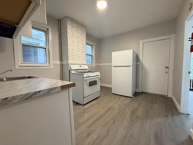 3 bed, 1.0 bath, $1,350 — Photo 3