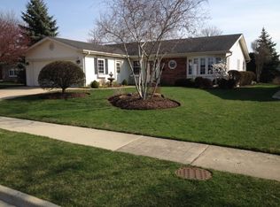 1521 W Canterbury Ct, Arlington Heights, IL 60004
