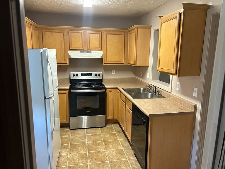 483 Dabney Dr — Photo 3