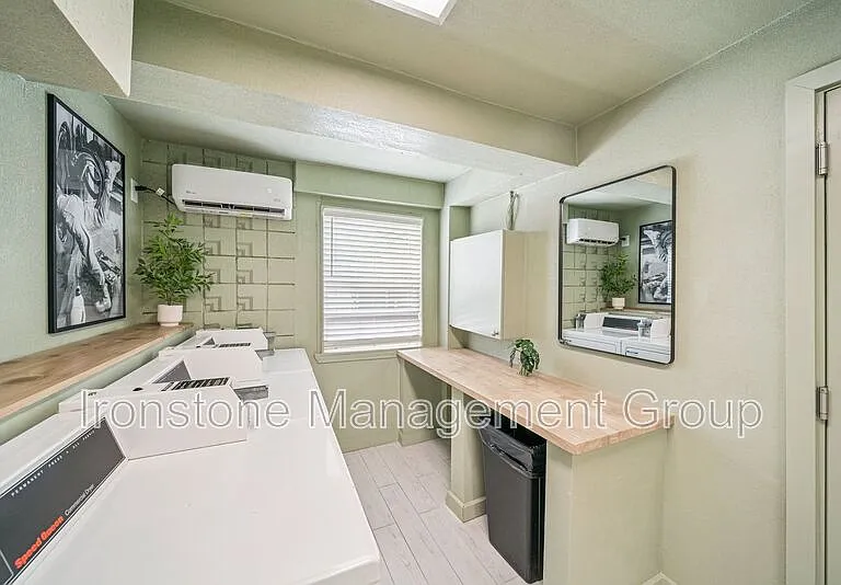 109 S 9th St #206 — Photo 10